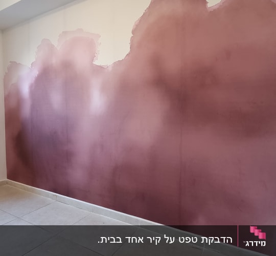 קיר צבוע בגוונים של ורוד וסגול